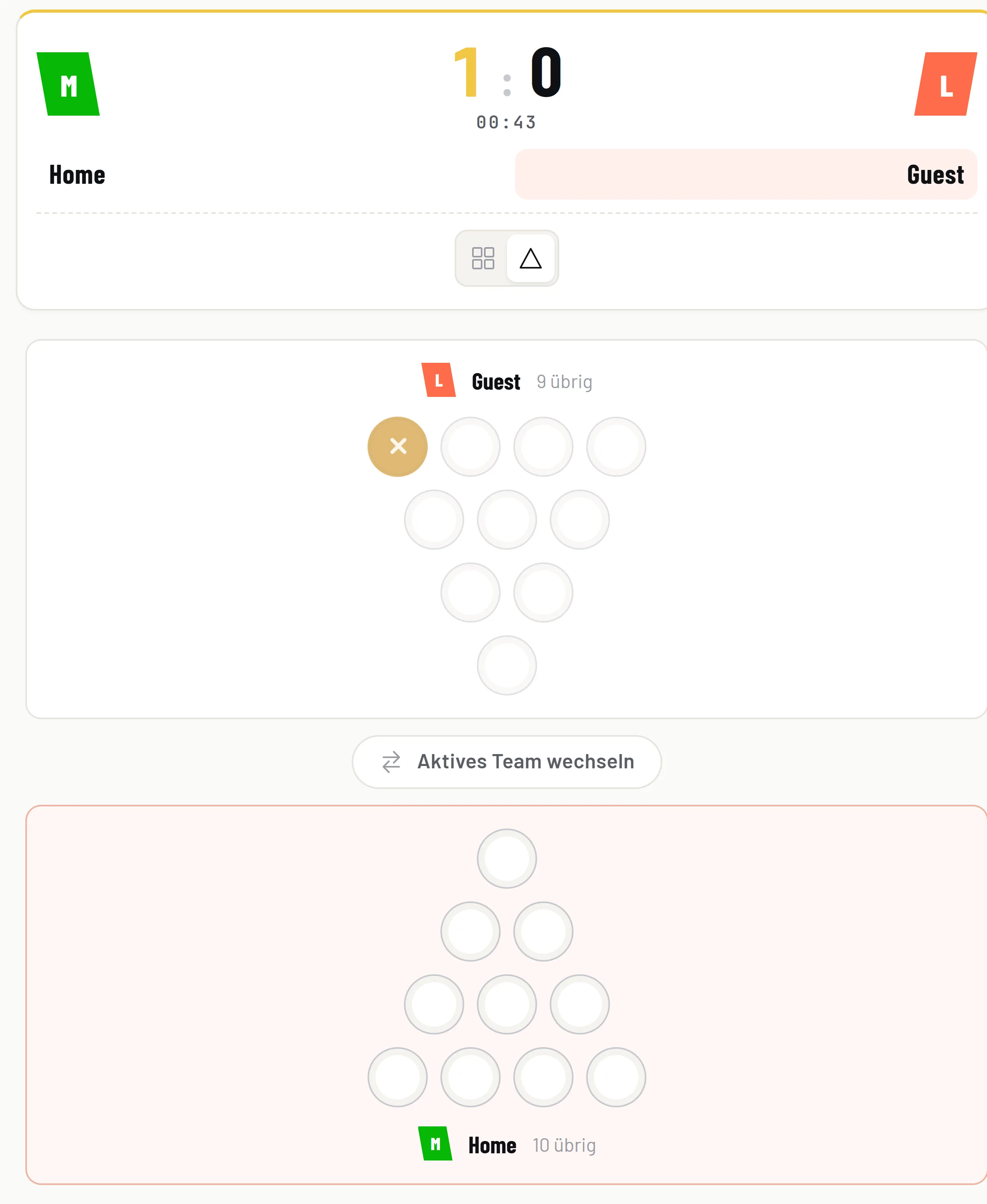 Beerpong-Match in BeerpongMe mit beiden 4-3-2-1-Becher-Pyramiden, deren Spitzen zur Tischmitte zeigen, Spielstand 1:0, laufender Uhr und einem bereits getroffenen, markierten Becher