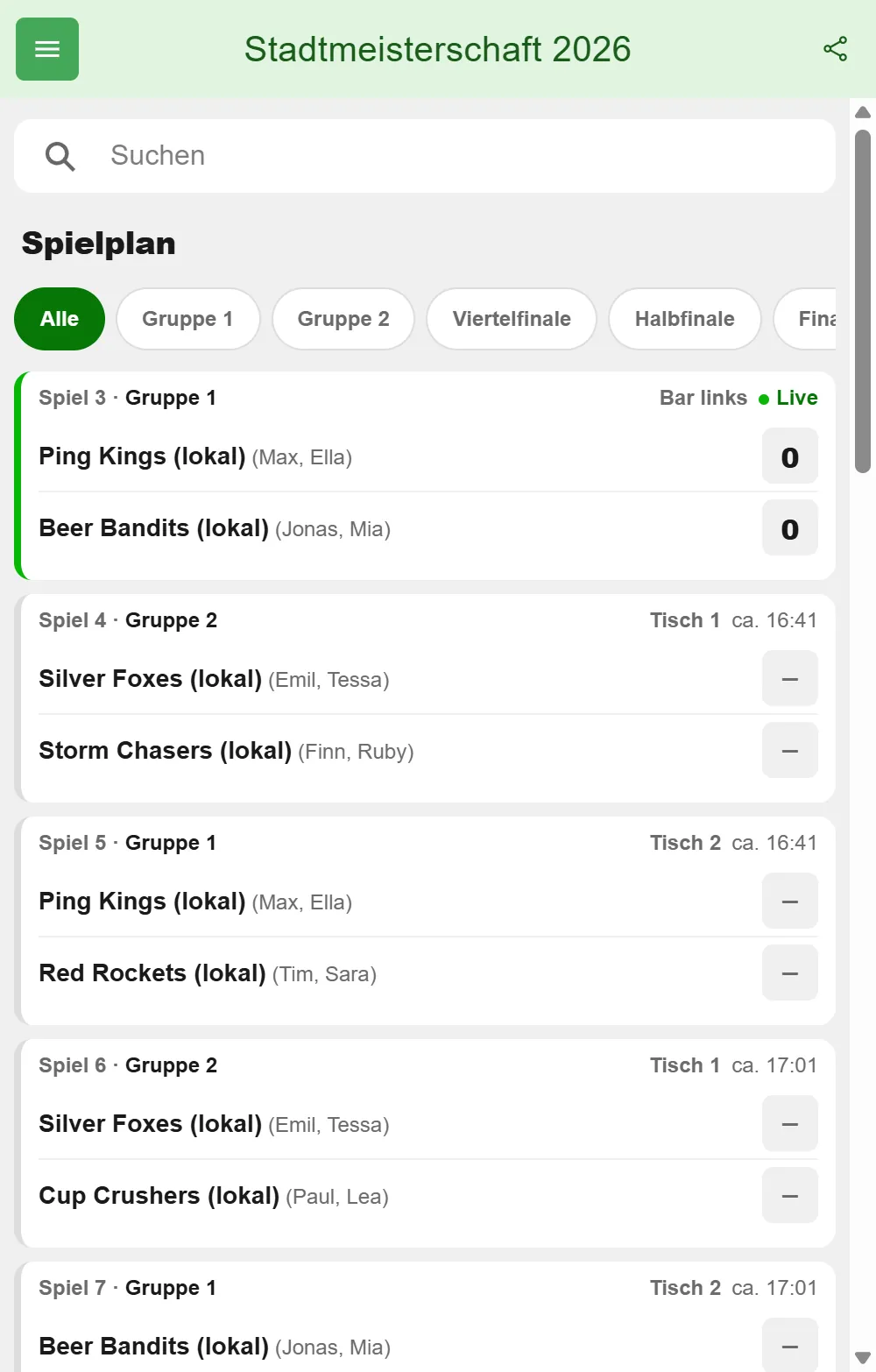 Spielplan eines Beerpong-Turniers in BeerpongMe mit Suchfeld, Filtern für Gruppen und K.o.-Runden und Spielkarten mit Spielnummer, Gruppe, Tisch und ungefährer Uhrzeit, das erste Spiel an Bar links ist live