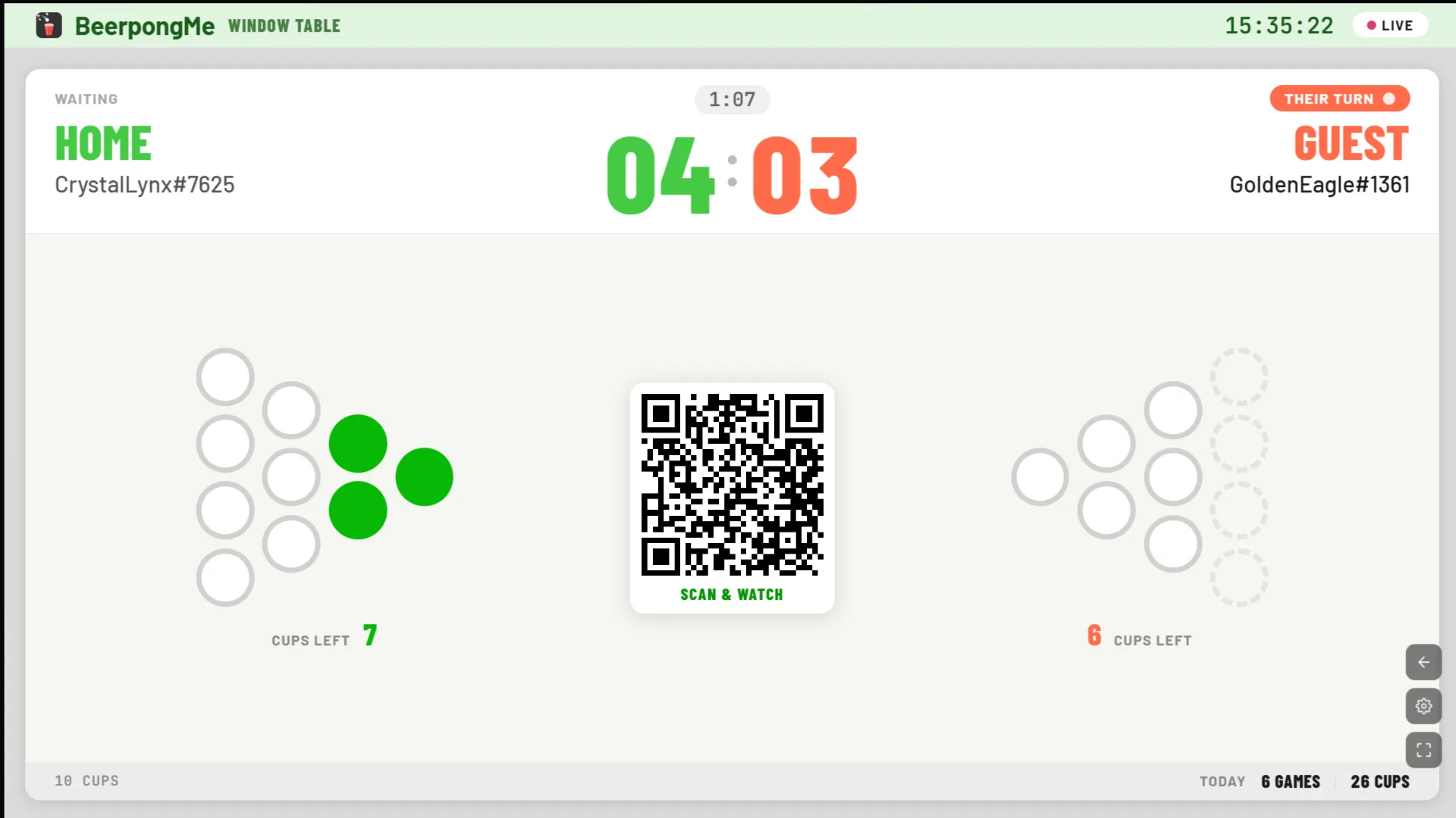 BeerpongMe Einzeltisch-Anzeige eines laufenden Matches mit Spielstand 4 zu 3, den Becher-Pyramiden beider Tischseiten, Spielzeit und einem QR-Code zum Zuschauen